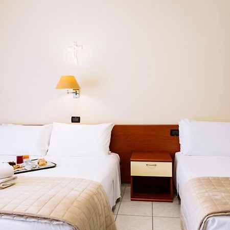 Hotel Leon - Ristorante Al Cavallino Rosso ซานโจวานนี โรตอนโด ภายนอก รูปภาพ