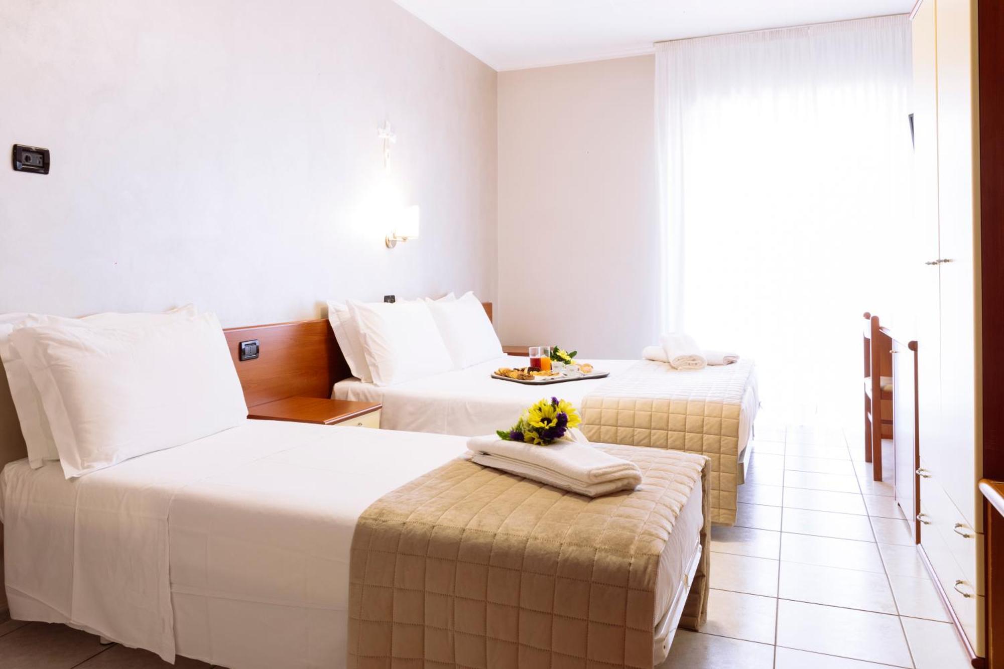 Hotel Leon - Ristorante Al Cavallino Rosso ซานโจวานนี โรตอนโด ภายนอก รูปภาพ