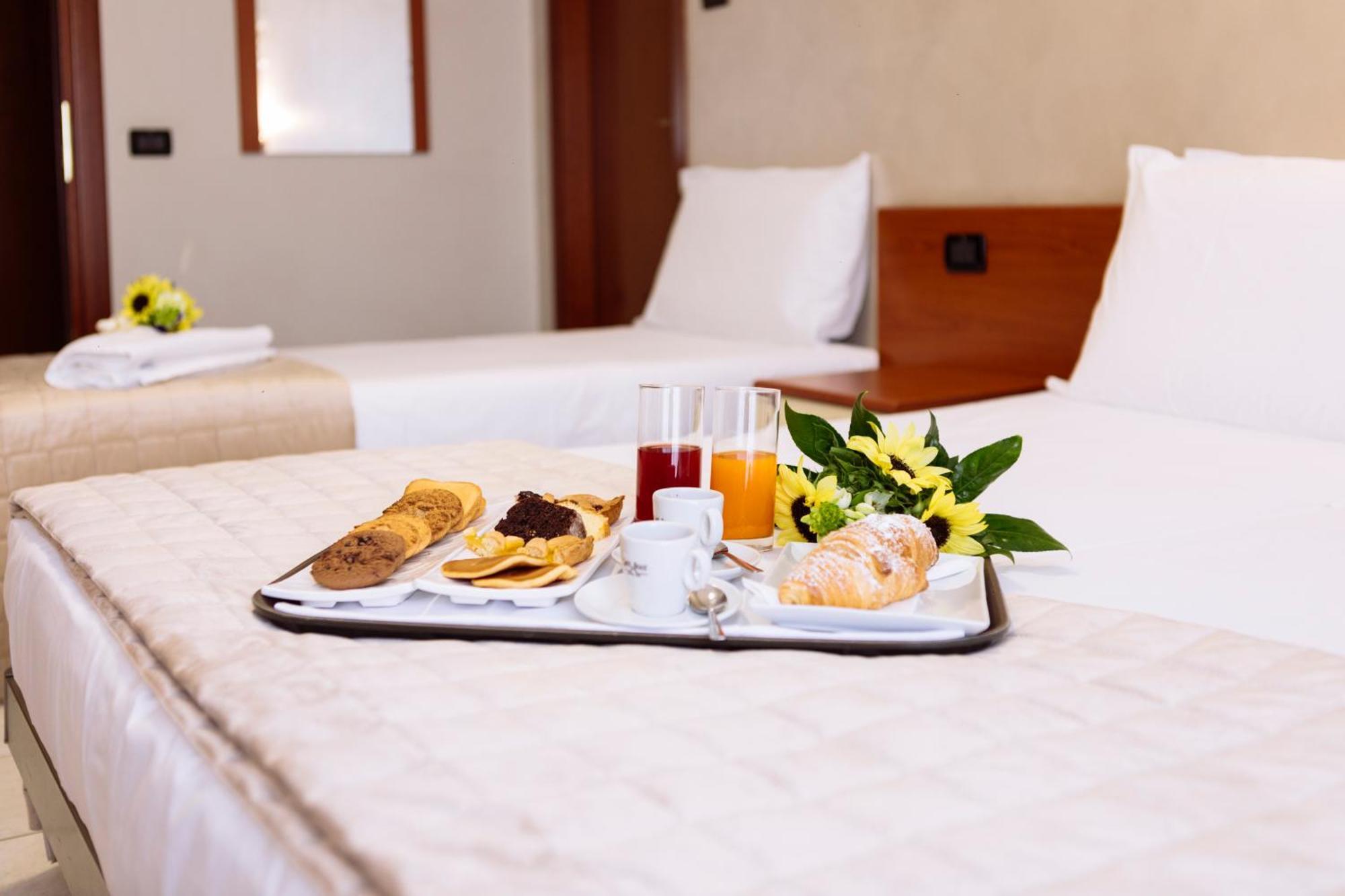 Hotel Leon - Ristorante Al Cavallino Rosso ซานโจวานนี โรตอนโด ภายนอก รูปภาพ