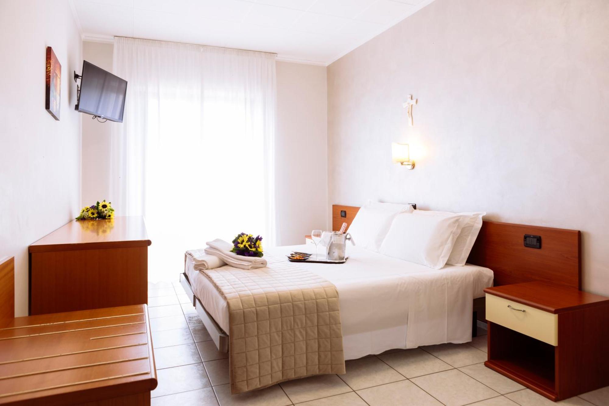 Hotel Leon - Ristorante Al Cavallino Rosso ซานโจวานนี โรตอนโด ภายนอก รูปภาพ